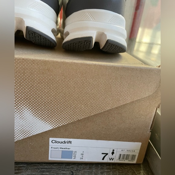 Size 7 On Cloudrift tennis shoes - Picture 5 of 7